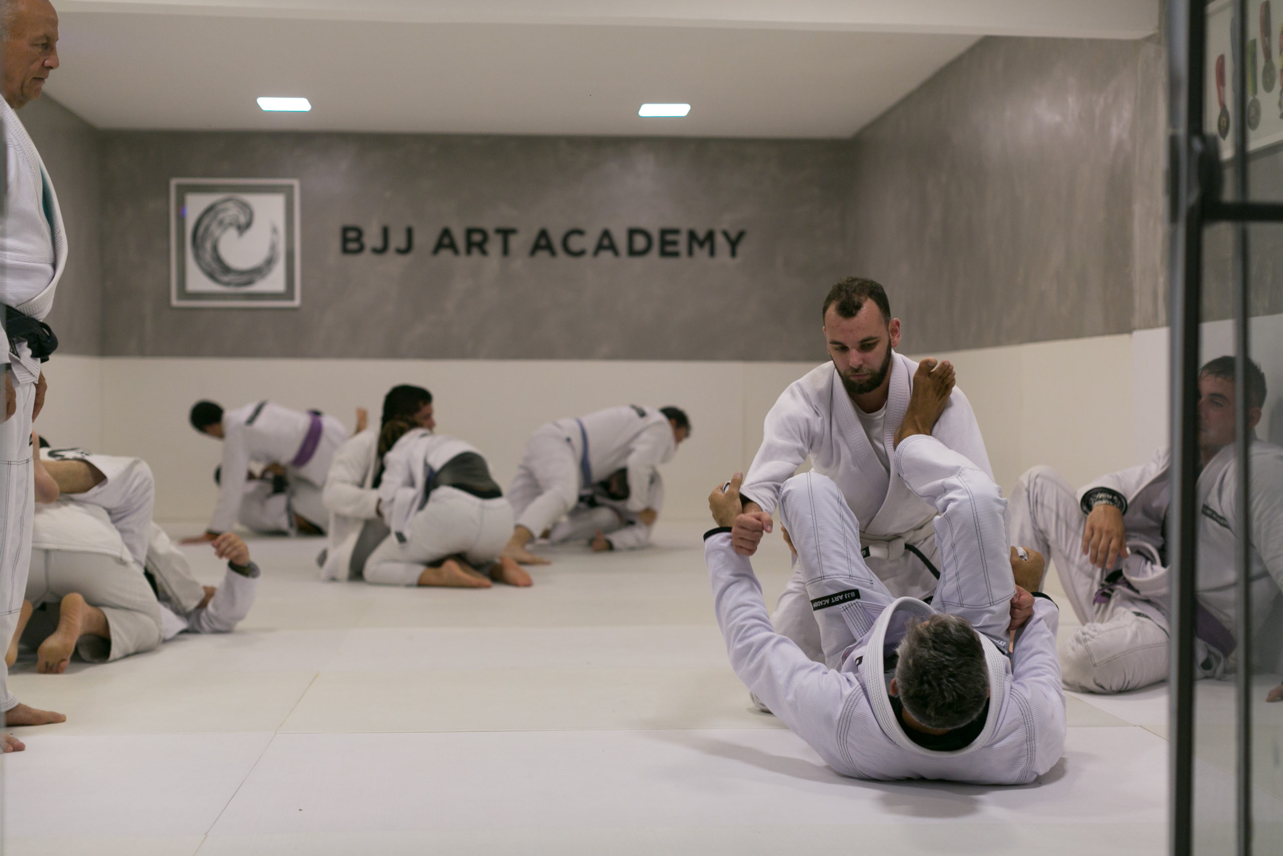 Alunos a treinar jiu-jitsu no tatami
